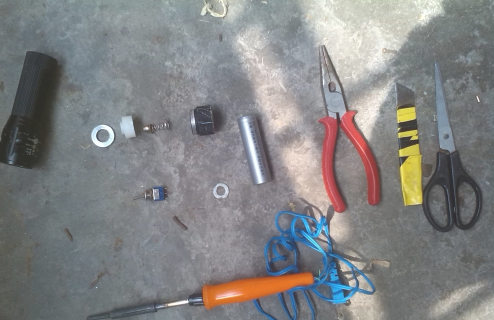 手电筒维修工具和材料