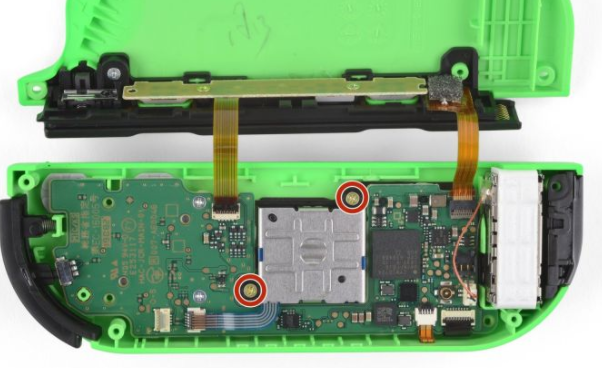 去下操作杆的最后两颗螺丝