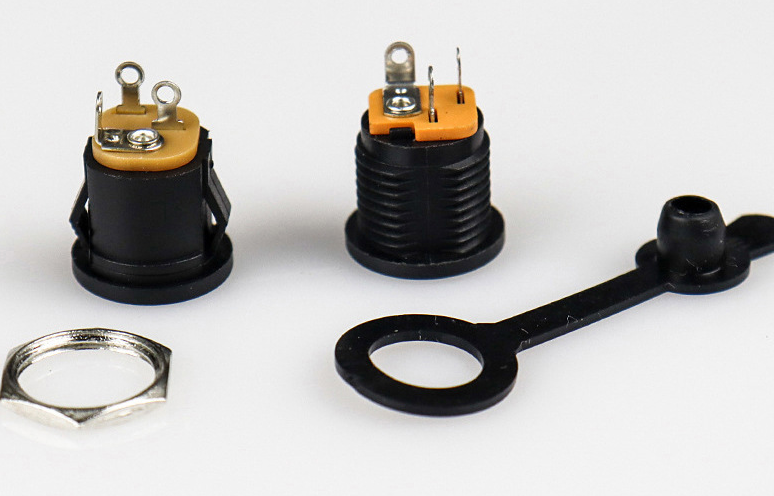 带安全扣的DC插座