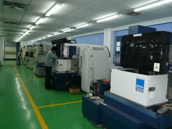 轻触开关生产车间